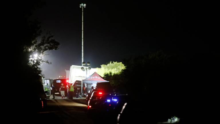 Hallan a 46 personas muertas dentro de un camión en Texas