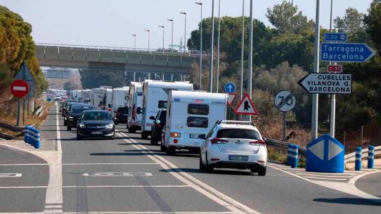 La marcha lenta de las autocaravanas por la C-31. FOTO: ACN