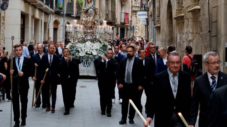 La Processó en honor a la Verge de la Cinta va recórrer els principals carrers de Tortosa. Foto: Joan Revillas