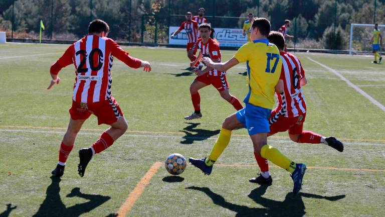 Oscar Pérez, jugador de El Catllar, disputa un balón en el derbi ante el Valls. foto: Angel Ullate