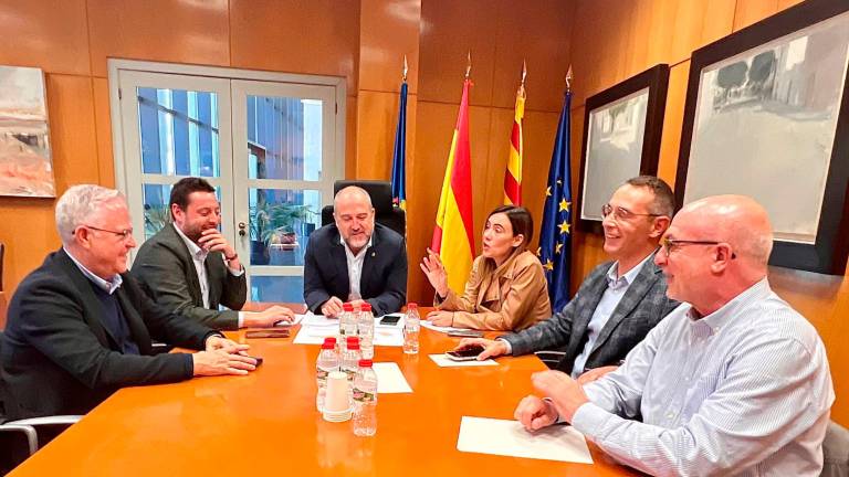 De izquierda a derecha, los alcaldes de Salou, Pere Granados; Tarragona, Rubén Viñuales; Cambrils, Alfredo Clúa; Reus, Sandra Guaita; Constantí, Òscar Sánchez; y La Canonja, Roc Muñoz. foto: Alfredo González