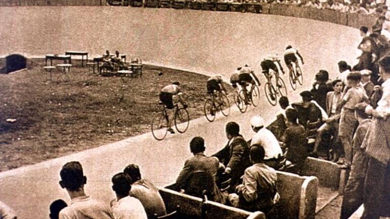 Imatge de les 24 Hores de Reus, cursa internacional celebrada al Velòdrom de la Casa del Poble el setembre de 1935. foto: fototeca.cat