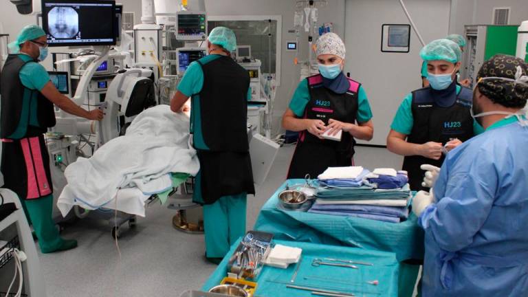 El Hospital Joan XXIII implementa una nueva técnica para operar las hernias discales