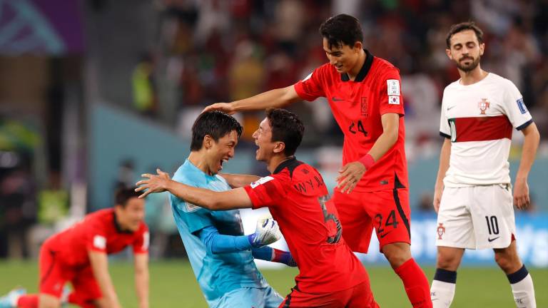 Los jugadores surcoreanos celebran el triunfo ante Portugal que les dio el pase a los octavos de final del Mundial. Foto: EFE