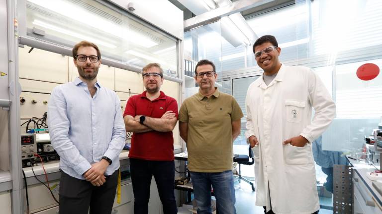 Desde la izquierda, Alberto Bucci, Julio Lloret-Fillol y Arturo Vilavella, tres de los cofundadores de Jolt, junto a Luis Enrique Botello, el primer empleado de esta startup. fotos: Pere Ferré