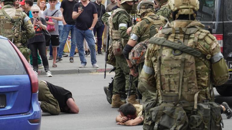 Soldados de la empresa militar privada (PMC) Wagner Group detienen a algunos civiles mientras bloquean una calle en el centro de Rostov-on-Don, en el sur de Rusia. Foto: EFE/EPA/STRINGER