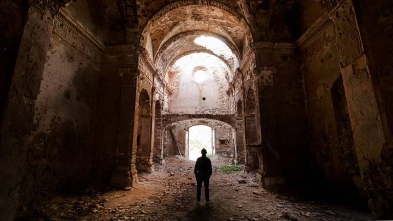 El deplorable estado del interior de la iglesia de Santa Maria, en Santa Perpetua de Gaià (Pontils). Foto: Pere Ferré