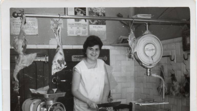Maria Àngels Llenas a Cal Tit, una de les carnisseries que va haver-hi al municipi de Vila-rodona. Foto: Cedida