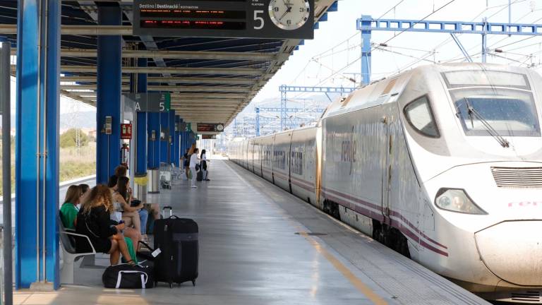 Un tren AVE en la estación Camp de Tarragona. Foto: Pere Ferré