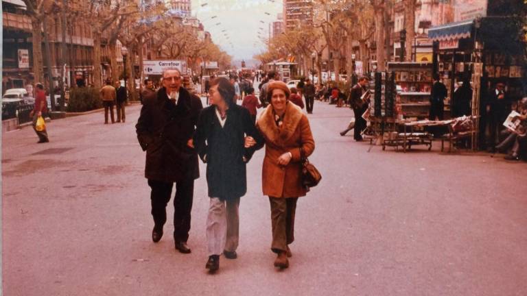 $!Karel Holemans, a la izquierda, en 1978 en la Rambla Nova junto a su mujer, Teresa, y su hijo, Carlos, autor del libro. Foto: Cedida