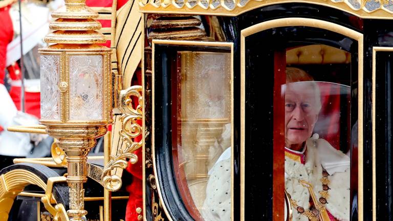 Carlos III en su llegada en carroza a la Abadía de Westminster. Foto: EFE