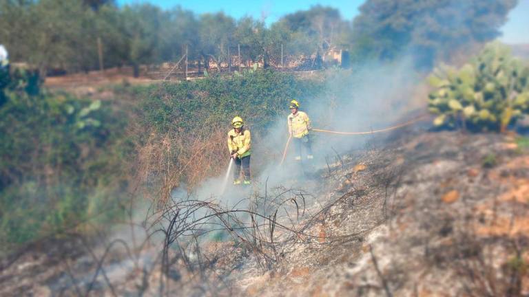 Los bomberos trabajando en el incendio de Valls.
