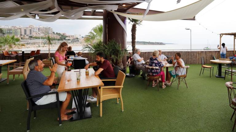 El Port Esportiu es uno de los puntos donde se concentra más gente estos días. foto: Pere Ferré