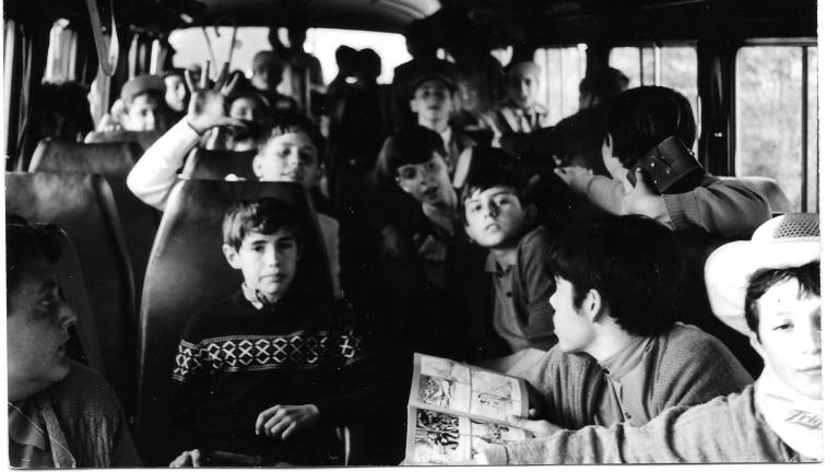 Els alumnes dins l’autocar, en una excursió. Foto: cedida