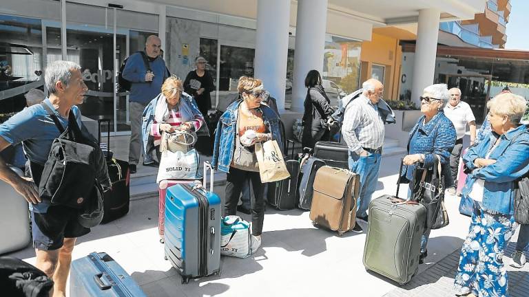 Trasiego de maletas a la hora de marchar de un grupo de jubilados de un hotel de Salou. Foto: Alba Mariné