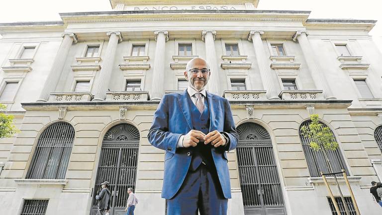 El catedrático Sergio Nasarre delante del edificio del Banc d’Espanya. Foto: Pere Ferré