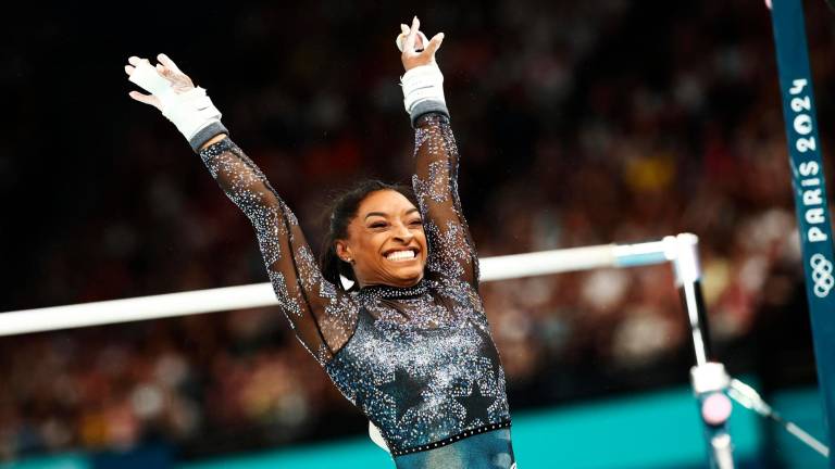 Simone Biles sonríe tras su ejercicio de barras con el que regresaba a unos JJ.OO. foto: EFE/EPA/ANNA SZILAGYI