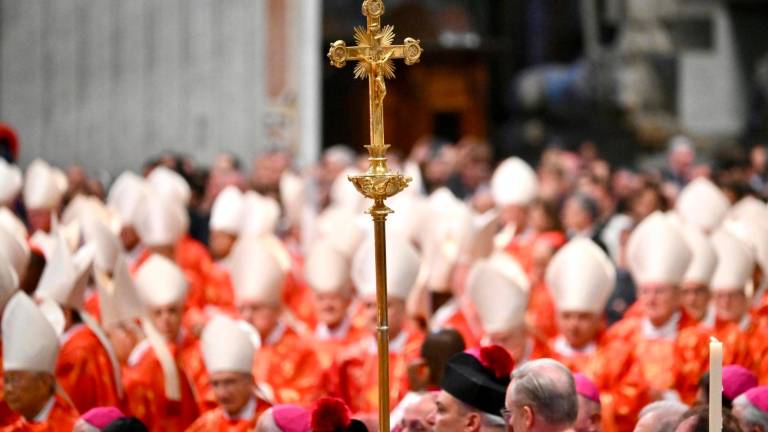 $!La procesión, encabezada por una cruz. Foto: EFE