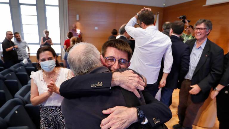 Pallarès se abraza a uno de los miembros de su equipo. FOTO: pere ferré
