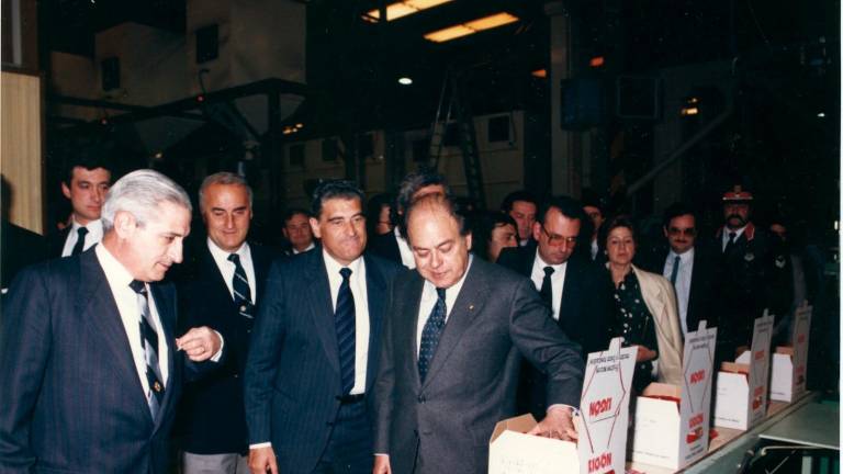 Miquel Colàs (esq.)i Ramón Giné, fundadors de Brasilia, junt al president Jordi Pujol, a la línia de producció de fruits secs de Ligón, que el 1997 es va vendre a Borges. Foto: Cedida