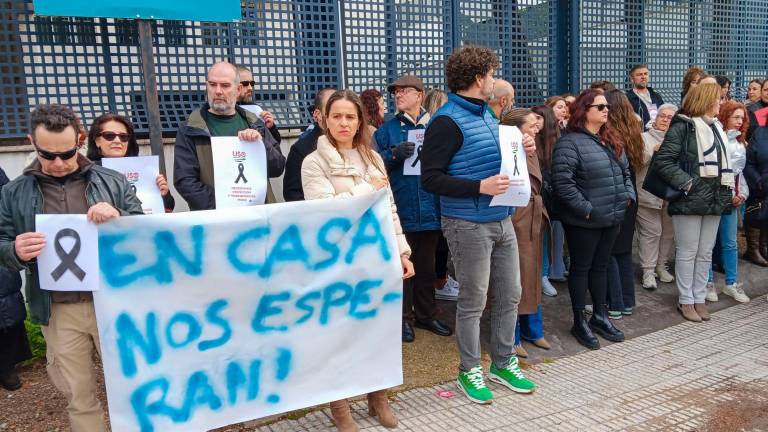 Trabajadores del sector exigiendo ayer más medidas de seguridad. Foto: EFE