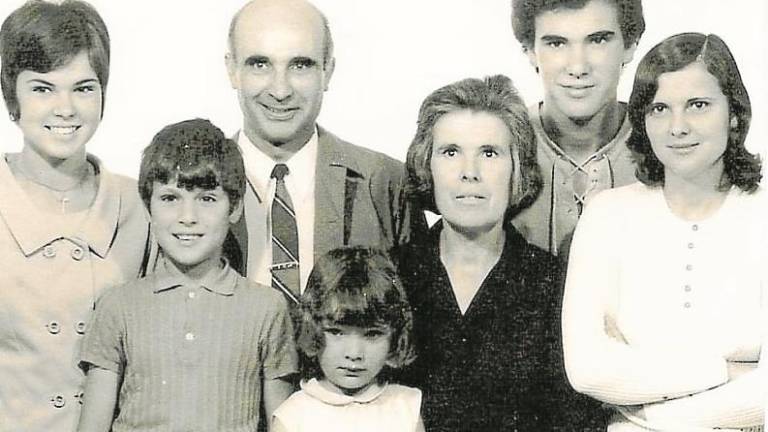 Un jove Salvador Villar envoltat de la seva família. Foto: Chinchilla/Arxiu