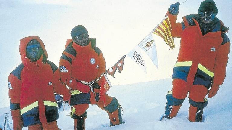 Narayan Shrestra, Ang Karma y Shambu Tamang, en la cima del Everest el 25 de agosto de 1985. foto: o. cadiach