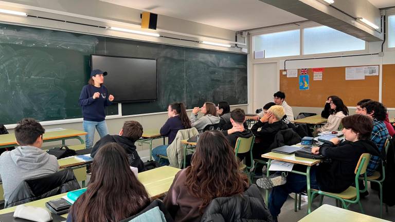 La ‘coach’ emocional Verónica García impartiendo una clase sobre educación emocional a alumnos de la ESO. Foto: Cedida