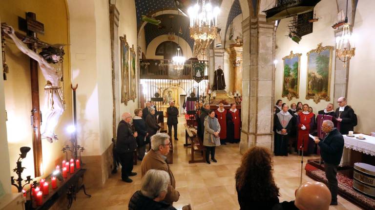 Unas sesenta personas vivieron el Vía Crucis en el interior de Sant Magí del Portal del Carro. foto: Pere Ferré