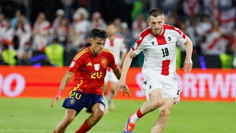Pedri persigue el cuero ante el control de un georgiano. FOTO: efe