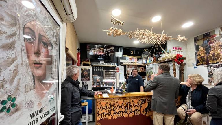 Interior del bar «La Palma de San Juan» que se encuentra en la plaza del mismo nombre en un enclave muy cofrade de Sevilla. Foto: EFE
