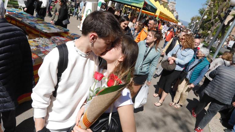 Sant Jordi también es sinónimo de amor. Marc Muriel y Maria Caballol siguen la tradición de intercambiar rosas y libros. foto: Pere ferré