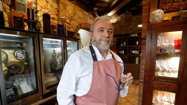 Aingeru presume de su propuesta gastronómica, basada en la cocina tradicional vasca, en Botarell. Foto: Pere Ferré