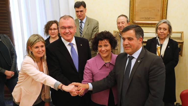 Llauradó, Pellicer, Vilella i Cervera, durant la signatura del pacte de govern entre CiU, ERC i Ara Reus el 2016. FOTO: Pere Ferré/DT