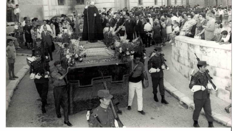 La imatge processional de sant Magí sobrevisqué a la Guerra Civil. Foto: Ramon Vallvé (1968)· Ajuntament Tgn · Centre d’Imatges de Tarragona · L’Arxiu