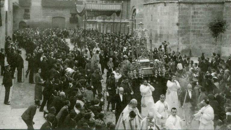 Sortida de la professó l’any 1922. foto: Arxiu Cine-Foto Vallvé. Compartida per Gaspar Ros a Tarragona Antiga.
