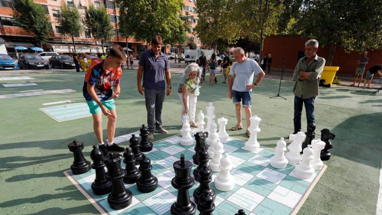 Los consellers Dídac Nadal y Paula Varas observan el gran tablero de ajedrez colocado en la Plaça del Mercat de Torreforta. foto: Pere Ferré