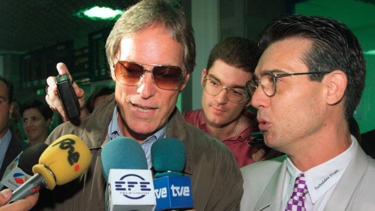 Fotografía de archivo del 10 de octubre de 1997 del actor estadounidense Richard Chamberlain (c) hablando con la prensa, en el aeropuerto de Valencia (España). Foto: EFE