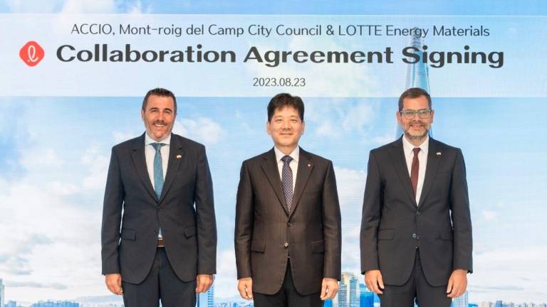 El alcalde de Mont-roig, Fran Morancho, el CEO de Lotte, Kim Yeon-seop y el director de Indústria, Oriol Alcoba, en su visita a Corea. Foto: Cedida