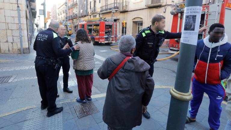 $!Incendio en un piso de Tarragona: un herido y 10 personas para realojar