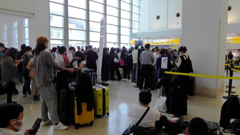 $!Viajeros esperando en el aeropuerto de Naha tras la alerta de tsunami en Japón. Foto: EFE / EPA / JIJI PRESS JAPAN OUT