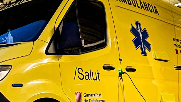 Una ambulancia del SEM en la base que tiene en el polígono Riuclar de Tarragona. FOTO: DT