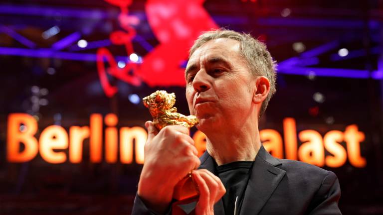 Dag Johan Haugeraud con el Oso de Oro. FOTO: EFE