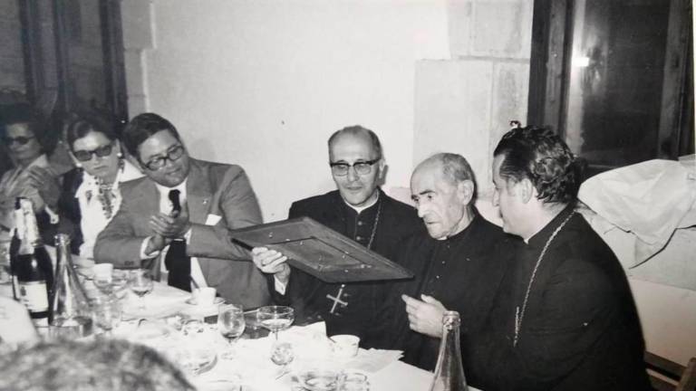 Felipe Tallada, Josep Pont, Joan Baptista Manyà i el bisbe Ricard Maria Carles a la Festa Pompeu Fabra del 1973, a la Casa de la Cultura de Tortosa. foto: a. monner