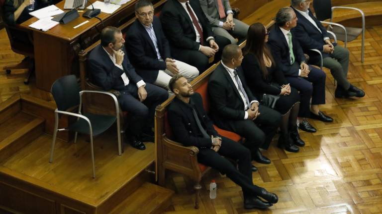 El jugador brasileño del PSG, Neymar (i) junto a su padre Neymar da Silva (d) en el primer banquillo y los expresidentes del FC Barcelona Sandro Rosell (i) y Josep Maria Bartomeu (d) en el segundo banquillo en la Audiencia de Barcelona. Foto: EFE