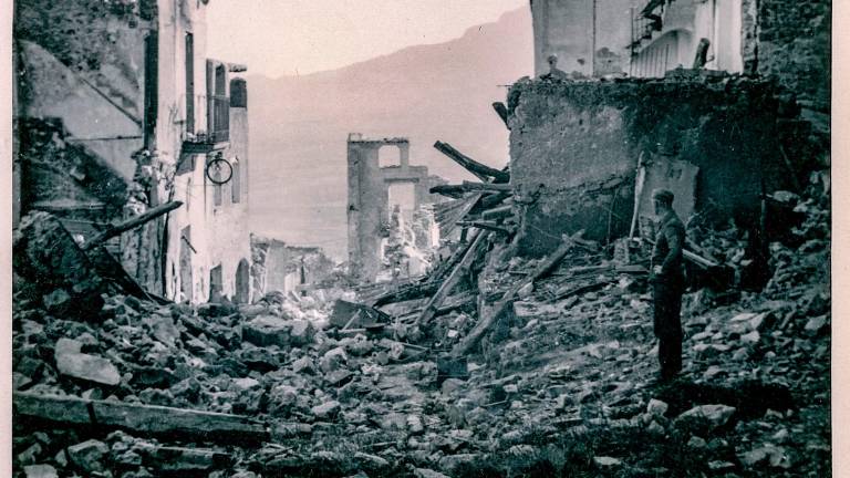 Estat en què va quedar el carrer Vall de l’Aubaga de Corbera d’Ebre. Foto: Erich Schumann