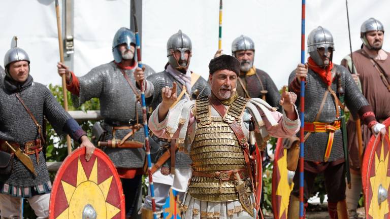 Los grupos de recreaciones explican cómo vestían y combatían los legionarios. Foto: Pere Ferré