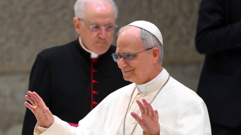 El Papa León XIV llega a una audiencia con miembros de los medios de comunicación en el Aula Pablo VI de la Ciudad del Vaticano, este lunes Foto: EFE