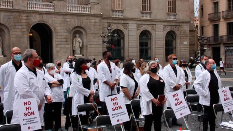 Protesta de médicos en mayo de 2021 en la plaza Sant Jaume de Barcelona. Foto: ACN