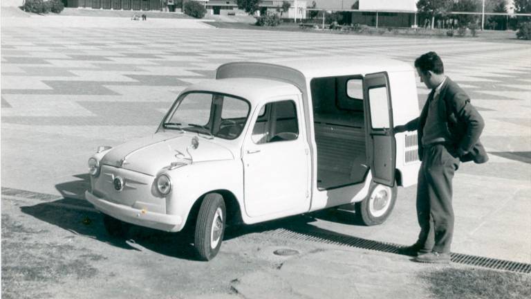 Una furgoneta Formichetta, de 1962, en la Laboral. Quien sujeta la puerta es el director técnico de la fábrica, Antoni Rovira. FOTO: JAUME CABOT
